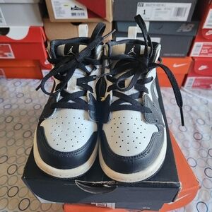 EUC-Toddler Jordan 1 Mid 9C